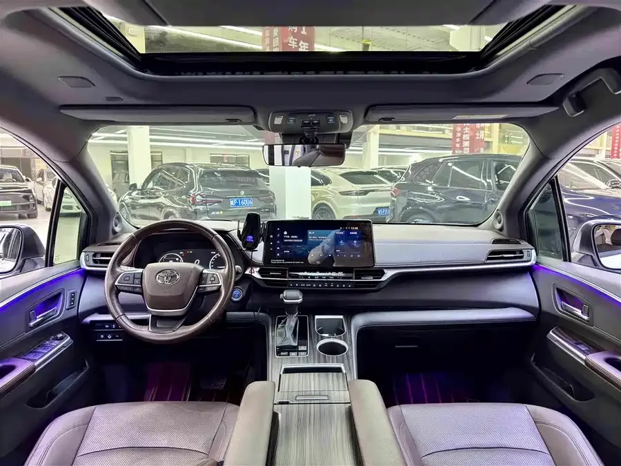Toyota Sienna SIENNA 2021 2.5L Hybrid Platinum Edition 2022 — миниатюра 3