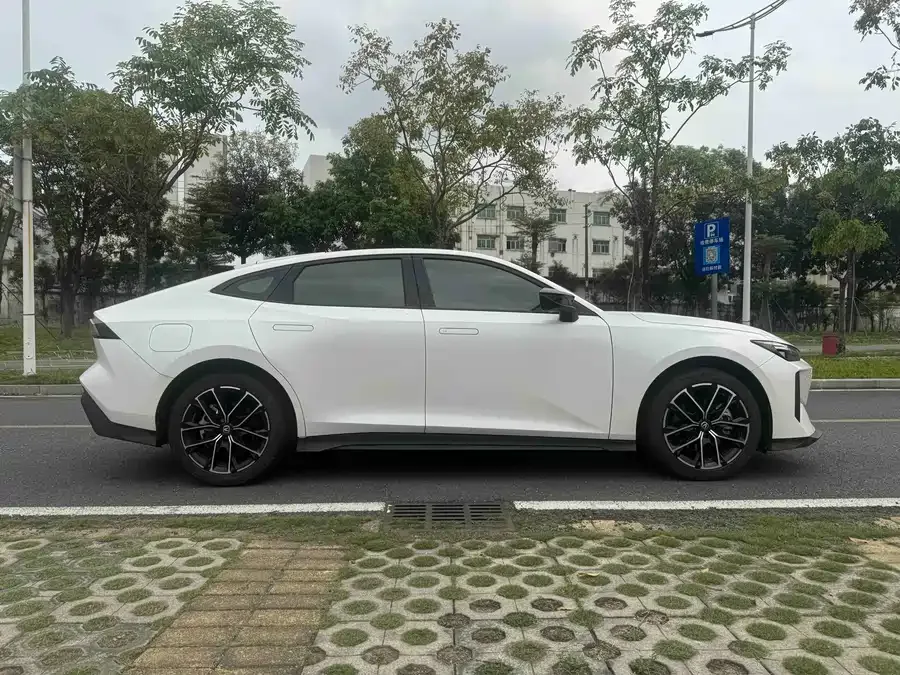 Changan UNI-V Smart Electric iDD Changan UNI-V iDD 2024 Blue Whale iDD 136km Premium Edition 2024 — миниатюра 2