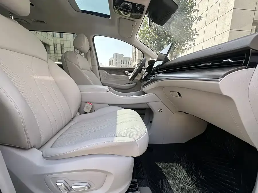Roewe iMAX8 New Energy Roewe iMAX8 New Energy 2025 1.5T DMH Lu Zun Luxury Edition 2025 — миниатюра 4
