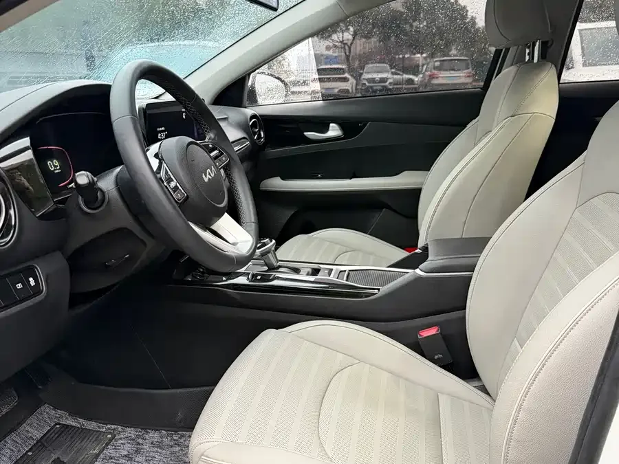 Kia K3 2023 1.5L CVT Luxury Edition 2023 — миниатюра 4