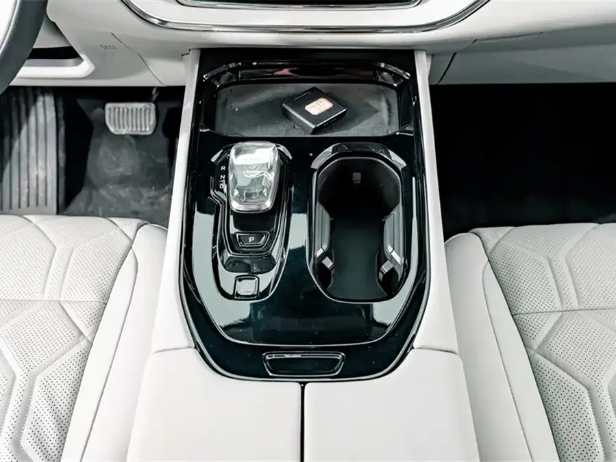 Volvo EM90 2025 Ultra six-seater 2025 — миниатюра 4