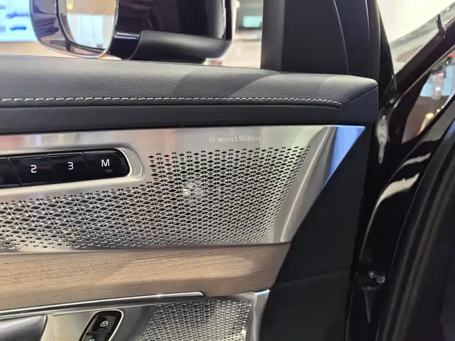 Volvo XC90 Plug-in Hybrid 2025 T8 Zhizun Luxury Edition 7-seater 2025 — миниатюра 3