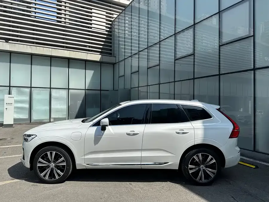 Volvo XC60 Plug-in Hybrid 2022 T8 Plug-in Hybrid Long-range Four-wheel Drive Zhiyuan Luxury Edition 2023 — миниатюра 2