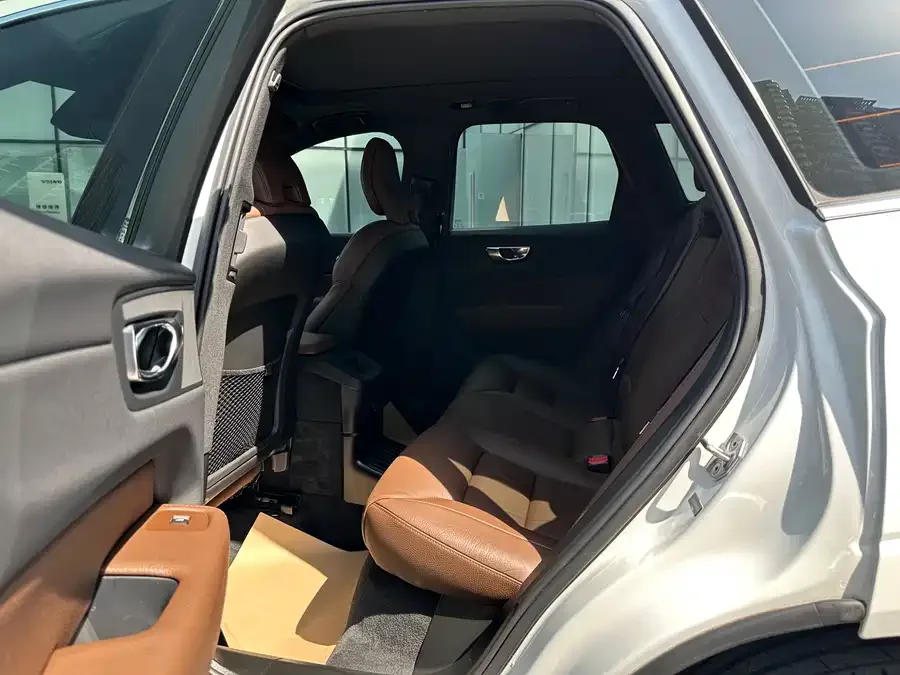 Volvo XC60 Plug-in Hybrid 2022 T8 Plug-in Hybrid Long-range Four-wheel Drive Zhiyuan Luxury Edition 2023 — миниатюра 3
