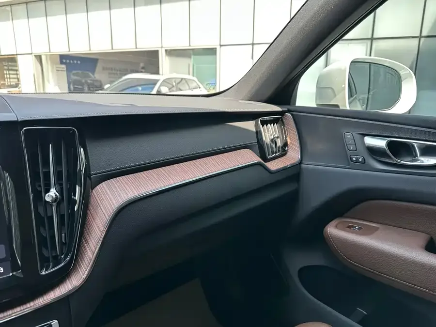 Volvo XC60 Plug-in Hybrid 2022 T8 Plug-in Hybrid Long-range Four-wheel Drive Zhiyuan Luxury Edition 2023 — миниатюра 4
