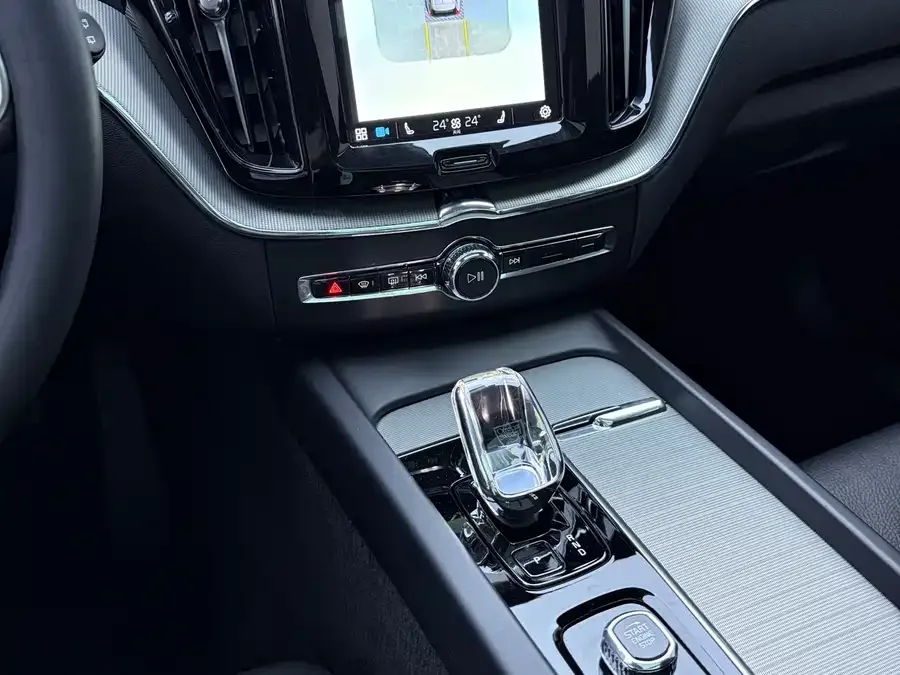 Volvo XC60 Plug-in Hybrid 2023 T8 Plug-in Hybrid Long-range Four-wheel Drive Zhiyuan Luxury Edition 2022 — миниатюра 3