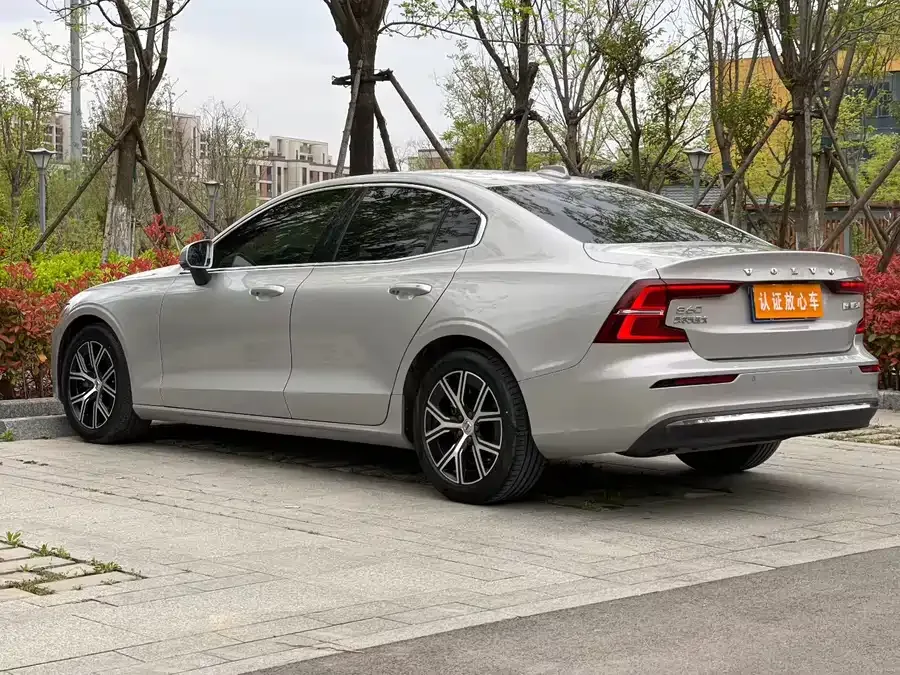 Volvo S60 2023 B4 Zhiyi Luxury Edition 2023 — миниатюра 4