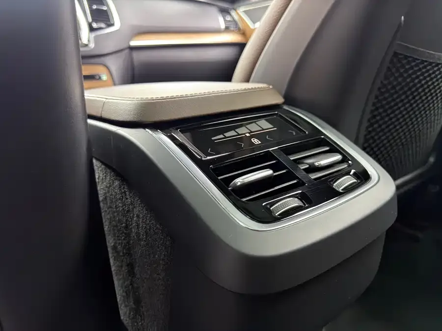 Volvo XC90 2024 B6 Zhiyi Luxury Edition 7 Seaters 2024 — миниатюра 5