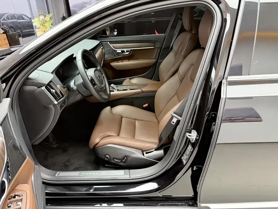 Volvo S90 2025 B5 Zhiyuan Luxury Edition 2025 — миниатюра 4