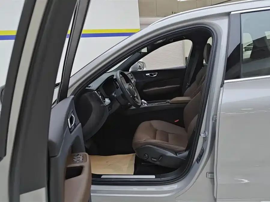 Volvo XC60 2024 B5 4WD Zhiyi Luxury Edition 2024 — миниатюра 3