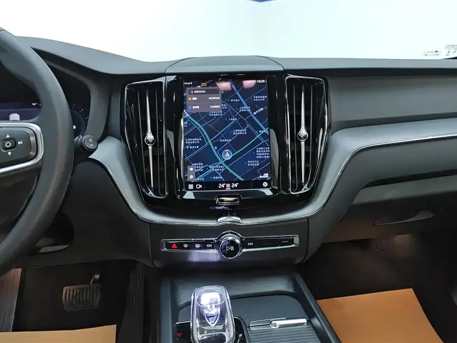 Volvo XC60 2024 B5 4WD Zhiyi Luxury Edition 2024 — миниатюра 4