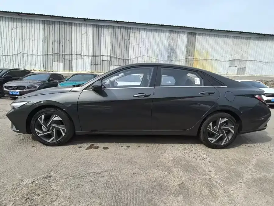 Hyundai Elantra Elantra 2023 1.5L CVT LUX Premium Edition 2025 — миниатюра 3