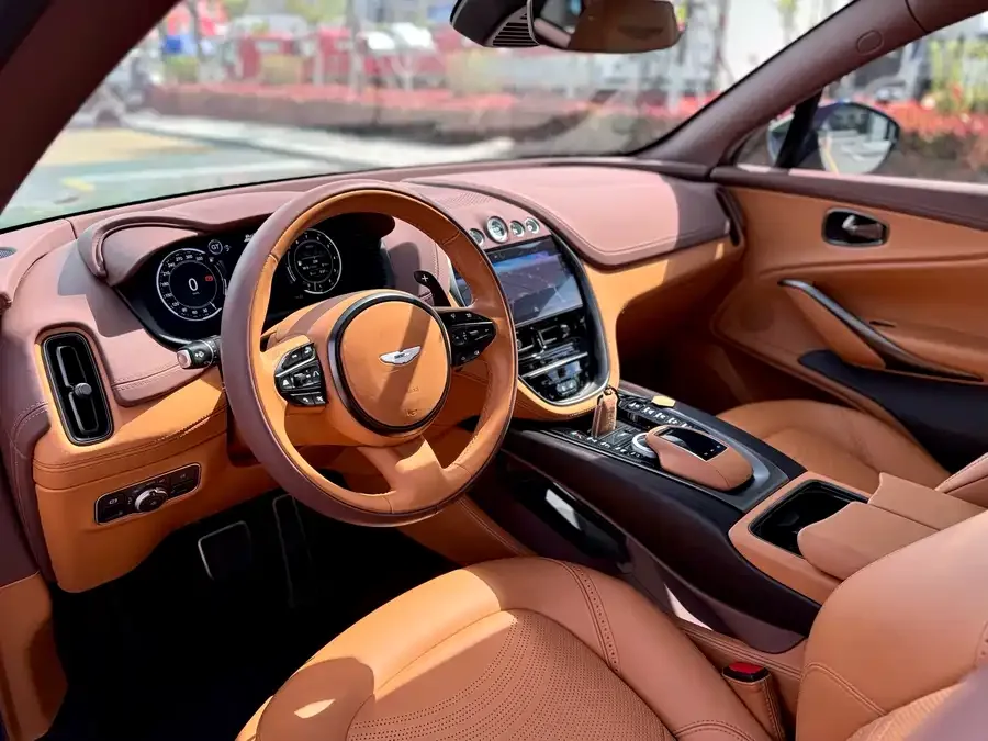 Aston Martin DBX 2023 3.0T STRAIGHT-SIX 2023 — миниатюра 4