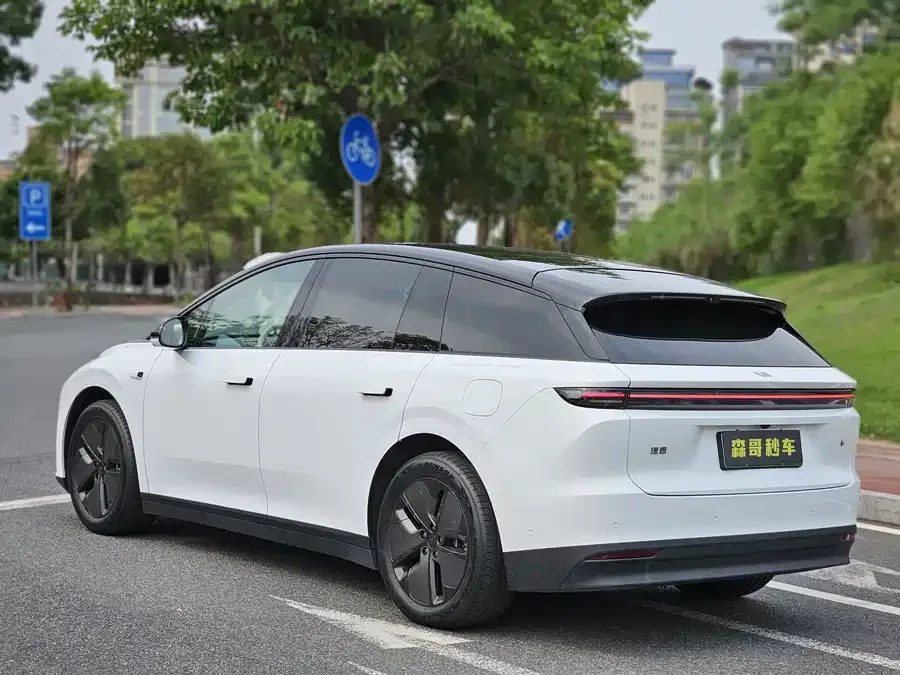 Li Auto i6 Ideal i6 2025 two-wheel drive standard version 2025 — миниатюра 2