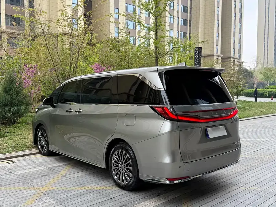 Lexus LM 500h 6-seat Premium Edition (2025) 2026 — миниатюра 2
