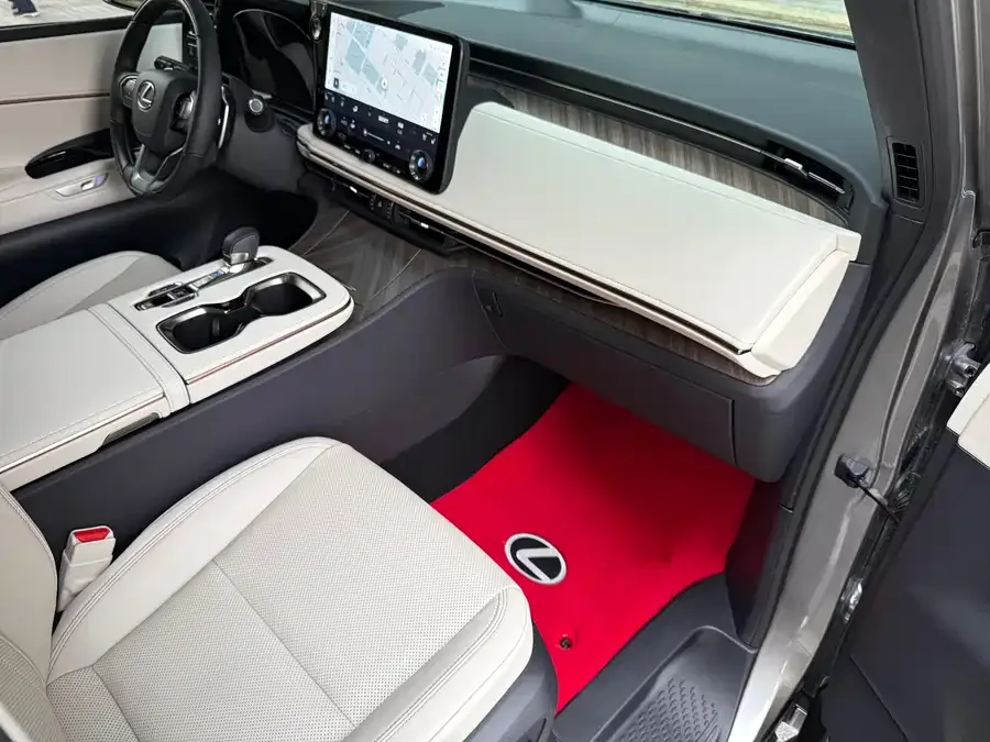 Lexus LM 500h 6-seat Premium Edition (2025) 2026 — миниатюра 3