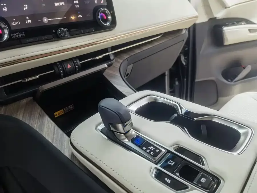 Lexus LM 2023 500h Six-seat Premium Edition 2024 — миниатюра 3