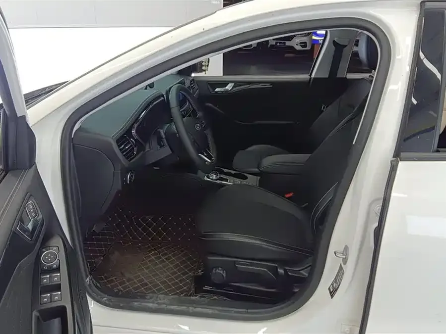 Ford Focus Focus 2021 Hatchback EcoBoost 180 Automatic Front Model 2022 — миниатюра 3