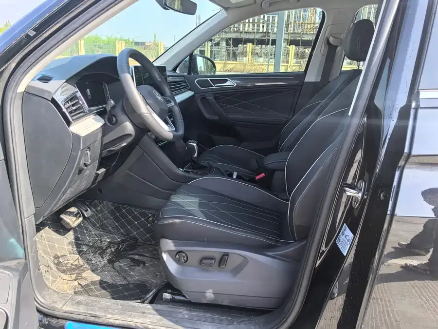 Volkswagen Tiguan L Tiguan L 2025 Outstanding Model 330TSI Automatic 2WD R-Line Dragon Glory Edition 2025 — миниатюра 4