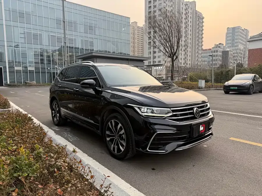 Volkswagen Tiguan L Tiguan L 2025 Outstanding Model 330TSI Automatic 2WD R-Line Dragon Glory Edition 2025 — миниатюра 3