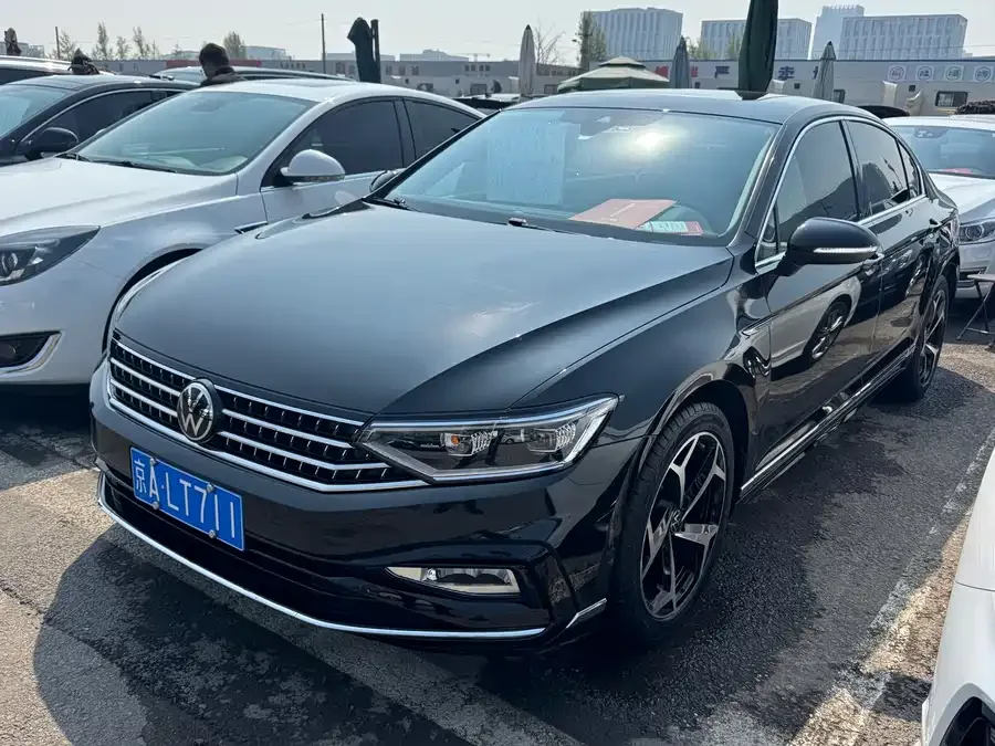 Volkswagen Magotan Magotan 2023 2 million commemorative edition 330TSI DSG luxury model 2023 — фото 1, купить с доставкой в Москву