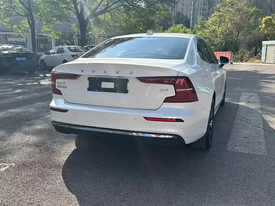 Volvo S60 2024 B4 Luxury Edition 2023 — миниатюра 3