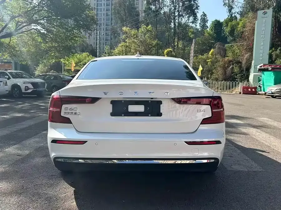 Volvo S60 2024 B4 Luxury Edition 2023 — миниатюра 5