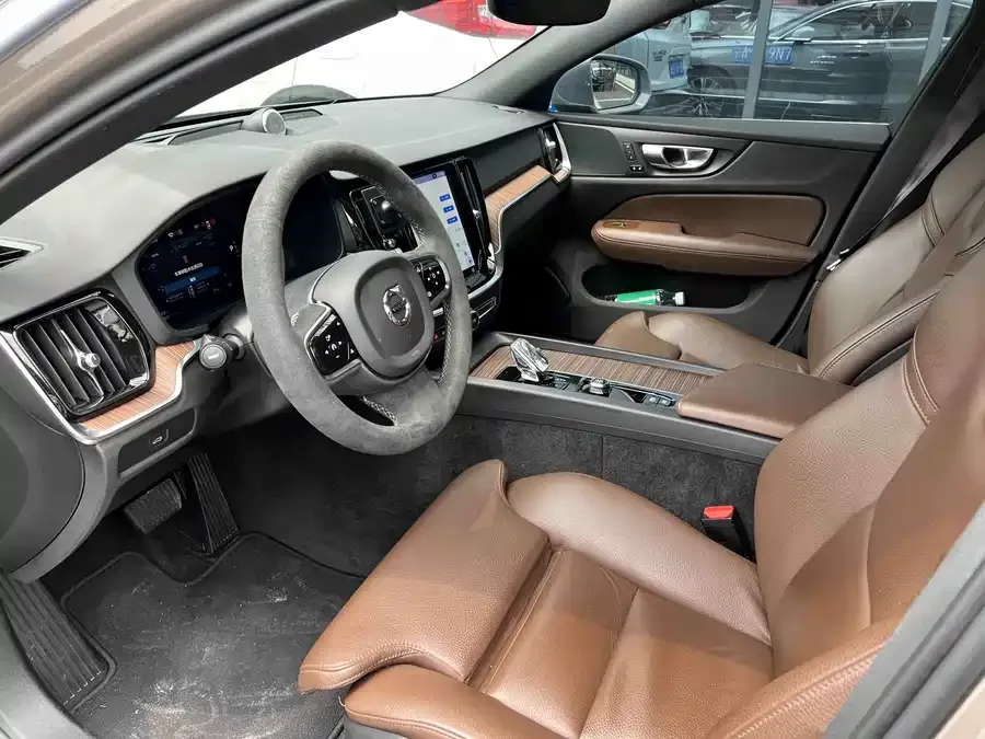Volvo S60 2023 B4 Zhiyuan Luxury Edition 2022 — миниатюра 3
