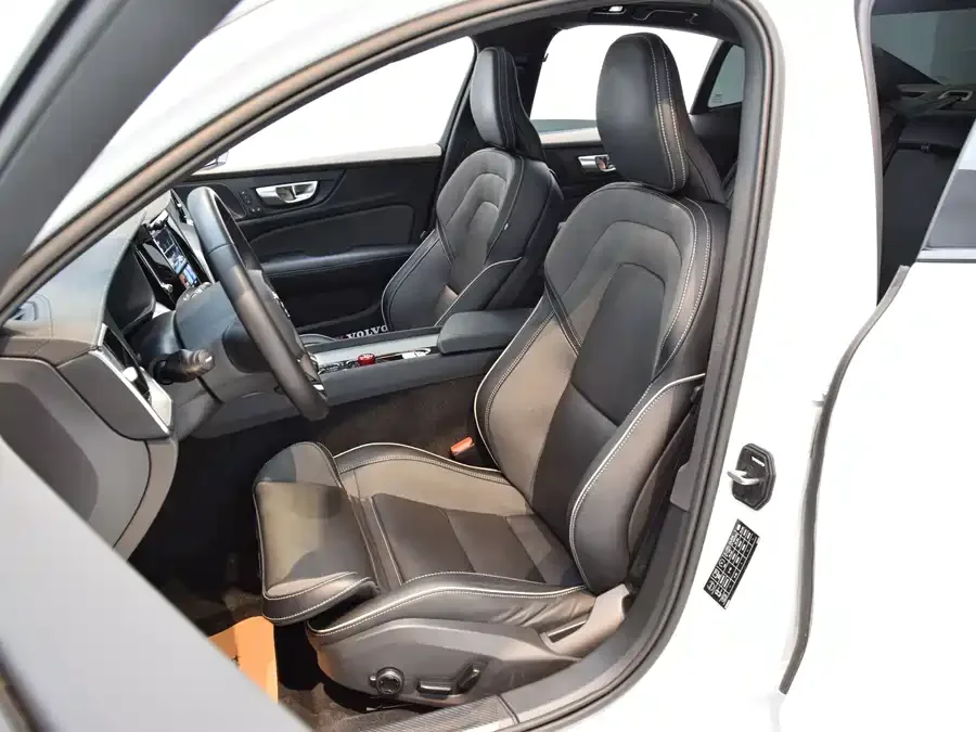 Volvo S60 2024 B5 Smart Sports Edition 2023 — миниатюра 2
