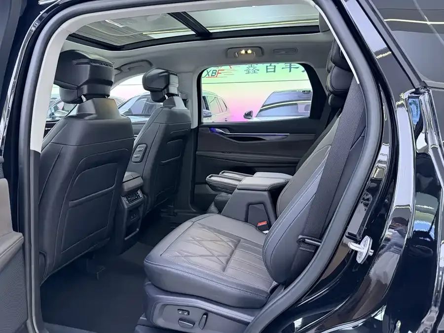 Ford Edge 2025 Sharp L 2.0T EcoBoost 4WD 7-seater Ultimate Edition 2025 — миниатюра 5