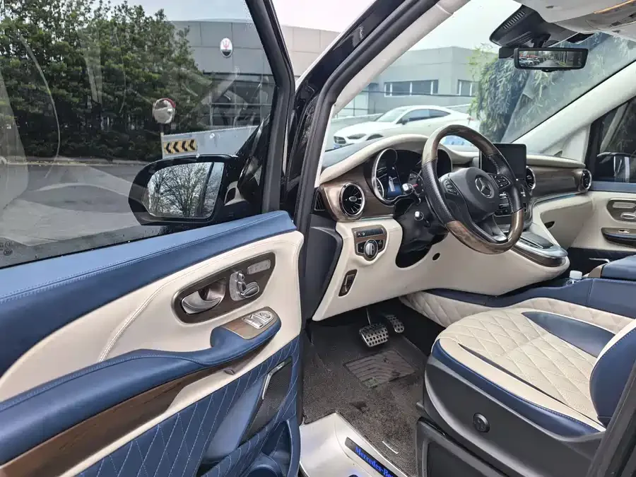Mercedes-Benz Class V Mercedes-Benz V-Class 2022 V 260 L Long Wheelbase Luxury Edition 2022 — миниатюра 2