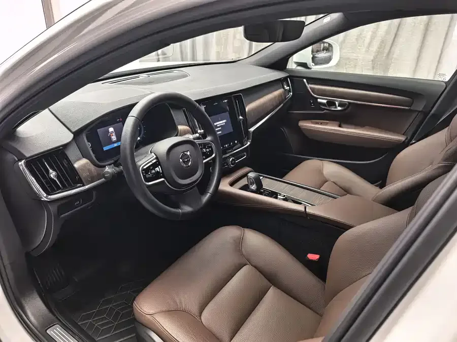 Volvo V90 2025 Cross Country B5 AWD Zhiyuan Edition 2025 — миниатюра 2