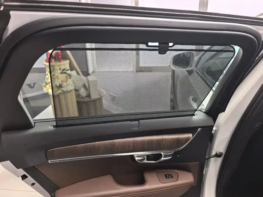 Volvo V90 2025 Cross Country B5 AWD Zhiyuan Edition 2025 — миниатюра 4