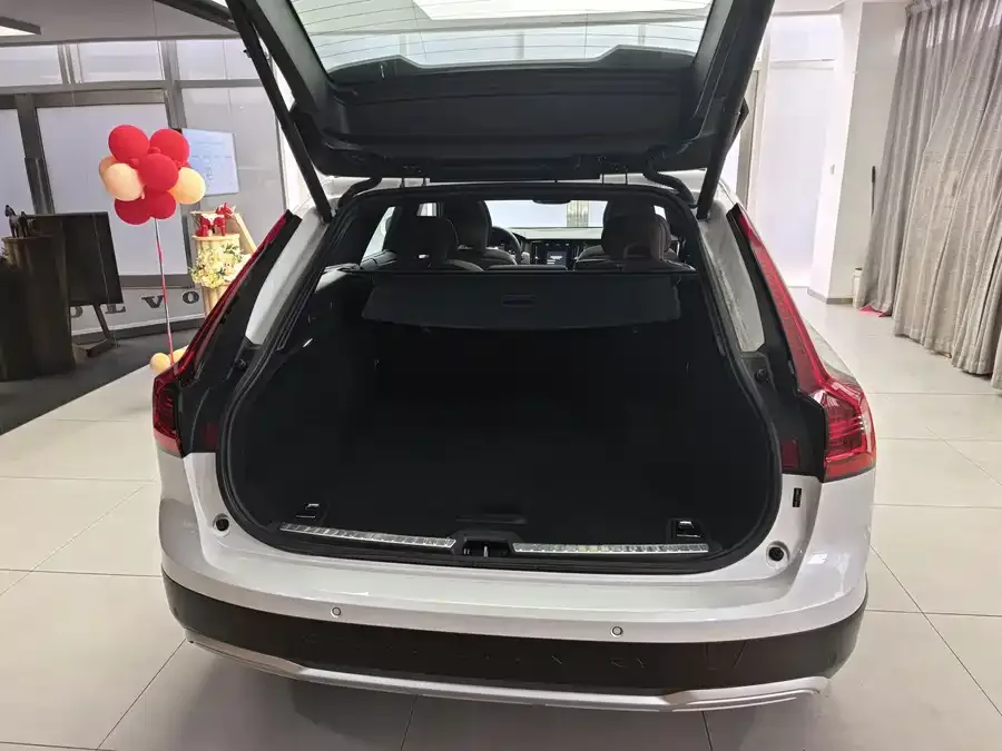 Volvo V90 2025 Cross Country B5 AWD Zhiyuan Edition 2025 — миниатюра 5