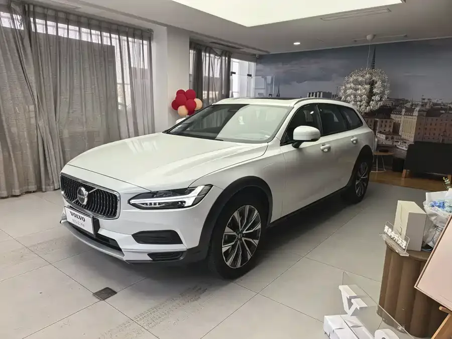 Volvo V90 2025