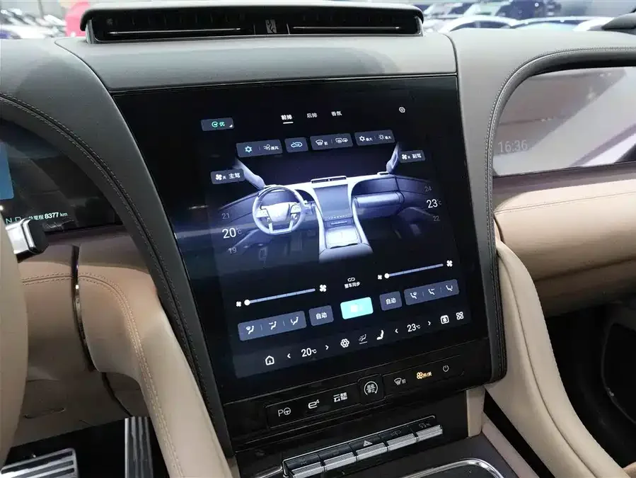 BYD U8 L Looking up at the 2025 U8 L Dingshi Edition 2026 — миниатюра 3