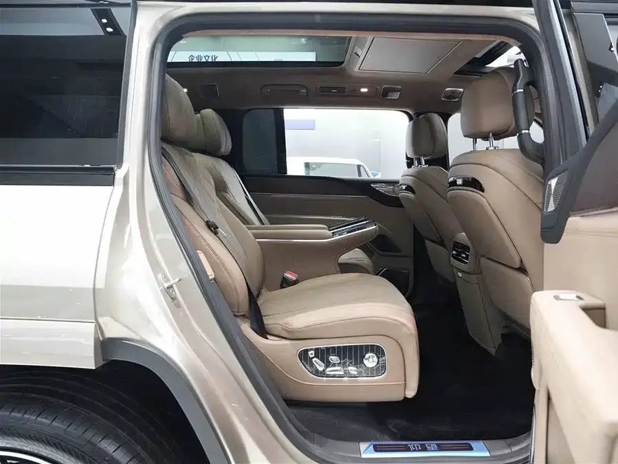 BYD U8 L Looking up at the 2025 U8 L Dingshi Edition 2026 — миниатюра 4