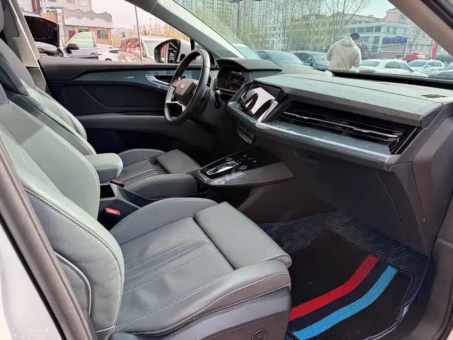 Audi Q5 e-tron 2023 40 e-tron Starry Edition Clothing Set 2024 — миниатюра 4
