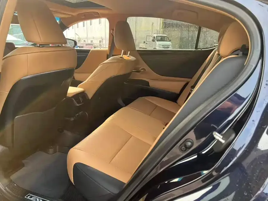 Lexus ES 2023 200 Excellence Edition 2023 — миниатюра 3