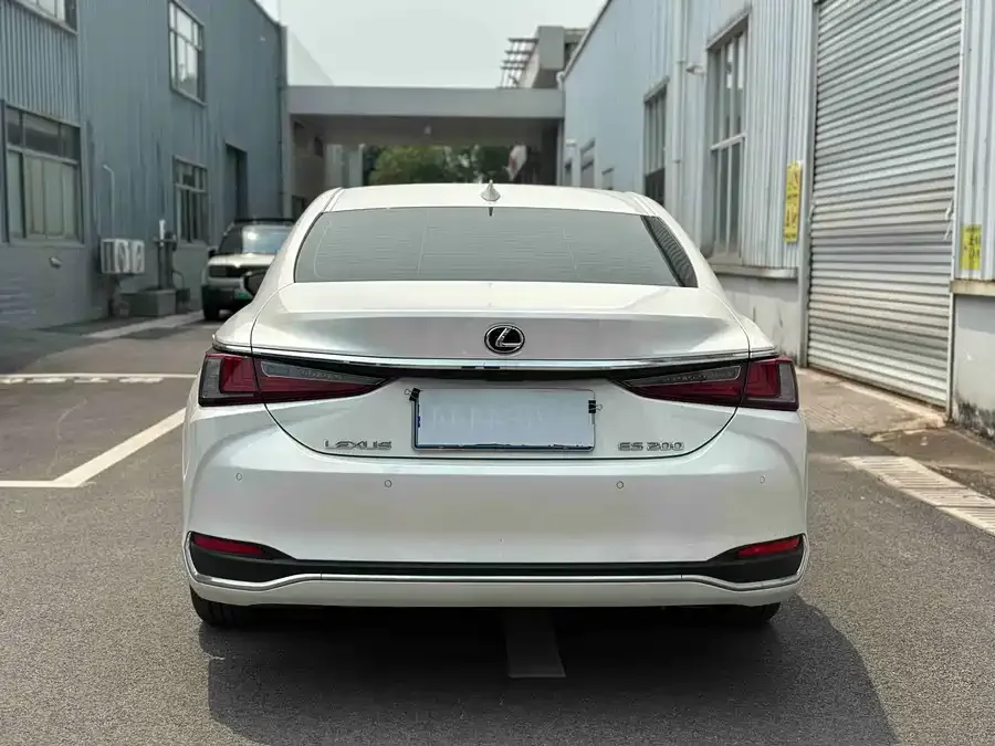 Lexus ES 2021 200 Excellence Edition 2022 — миниатюра 4