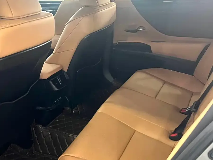 Lexus ES 2022 200 Excellence Edition 2022 — миниатюра 2