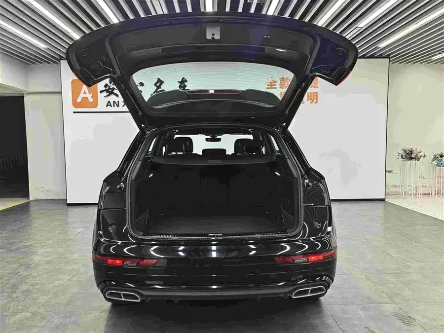 Audi Q5L 2025 45th Anniversary Collector's Edition 45 TFSI Luxury Dynamic Edition 2025 — миниатюра 2