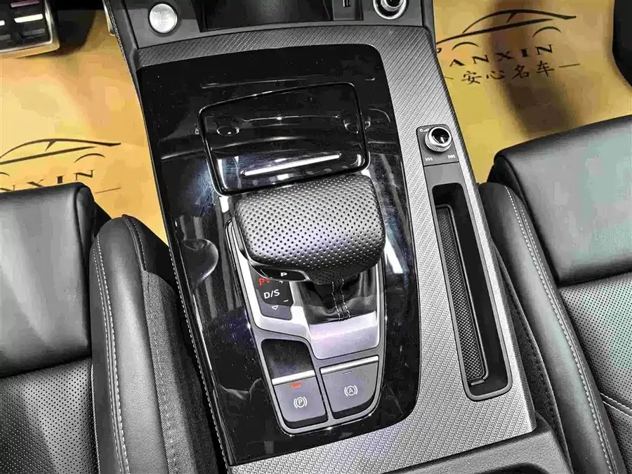 Audi Q5L 2025 45th Anniversary Collector's Edition 45 TFSI Luxury Dynamic Edition 2025 — миниатюра 4