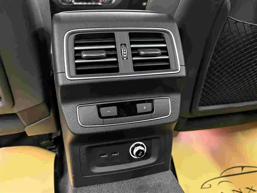 Audi Q5L 2025 45th Anniversary Collector's Edition 45 TFSI Luxury Dynamic Edition 2025 — миниатюра 5