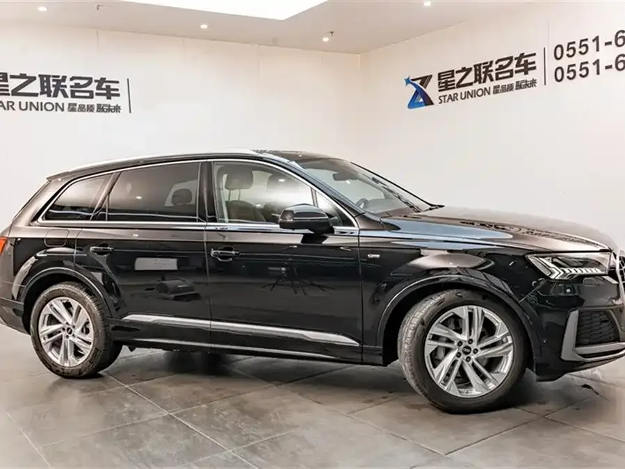 Audi Q7 2023 45 TFSI quattro S line sports model 2024 — миниатюра 2