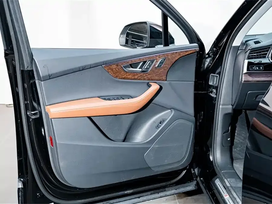 Audi Q7 2023 45 TFSI quattro S line sports model 2024 — миниатюра 5