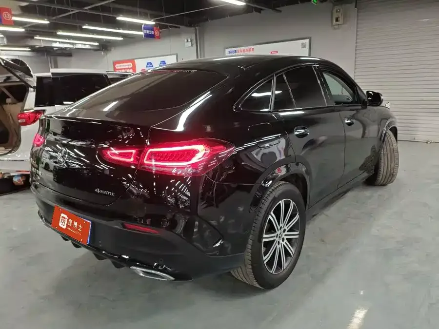 Mercedes-Benz GLE Coupe Mercedes-Benz GLE coupe 2022 facelift GLE 350 4MATIC coupe SUV luxury model 2022 — миниатюра 3