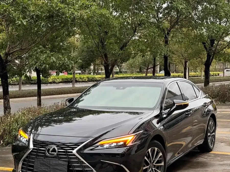 Lexus ES 2025