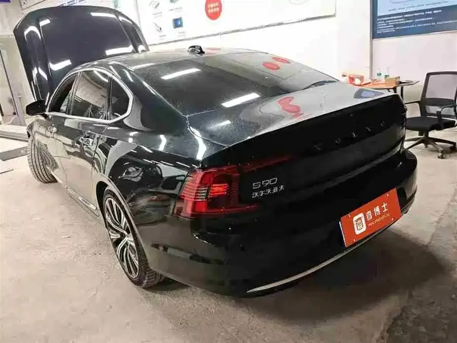 Volvo S90 2023 B5 Smart Luxury Edition 2023 — миниатюра 4