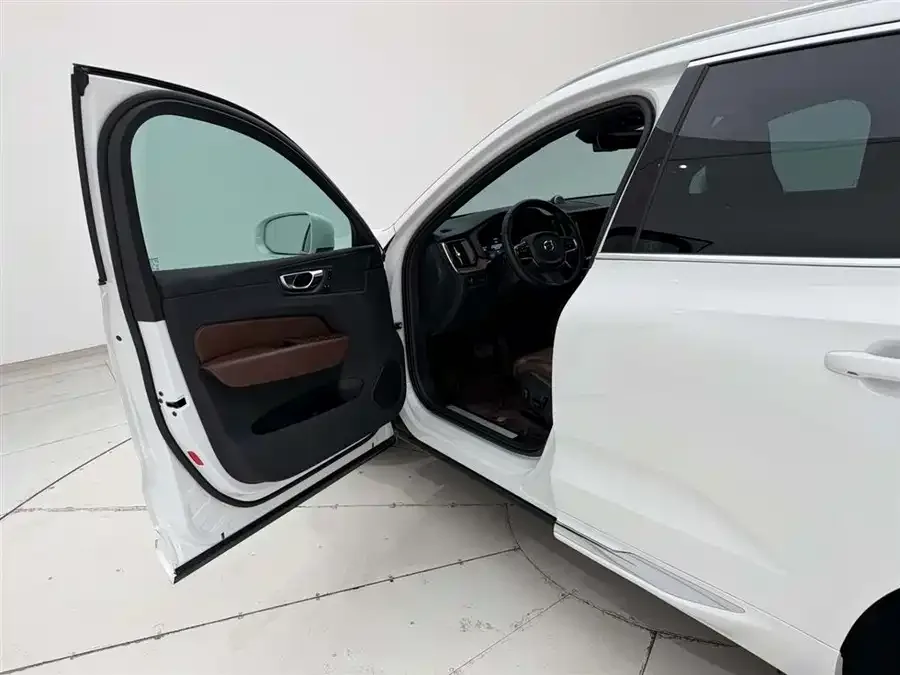Volvo XC60 2022 B5 four-wheel drive Zhiyuan Deluxe Edition 2022 — миниатюра 4